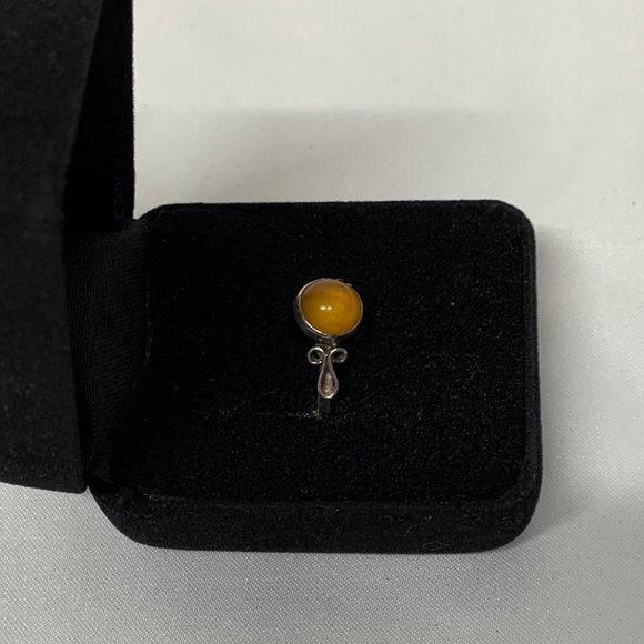 Vintage Amber set in Sterling Silver Ring - Picture 2 of 6